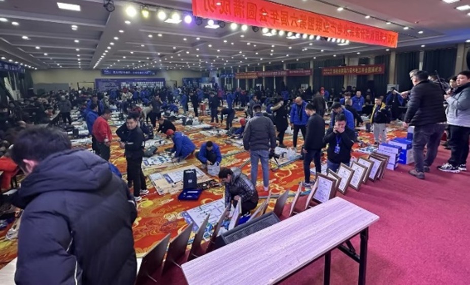 餐厅里的人们 中度可信度描述已自动生成